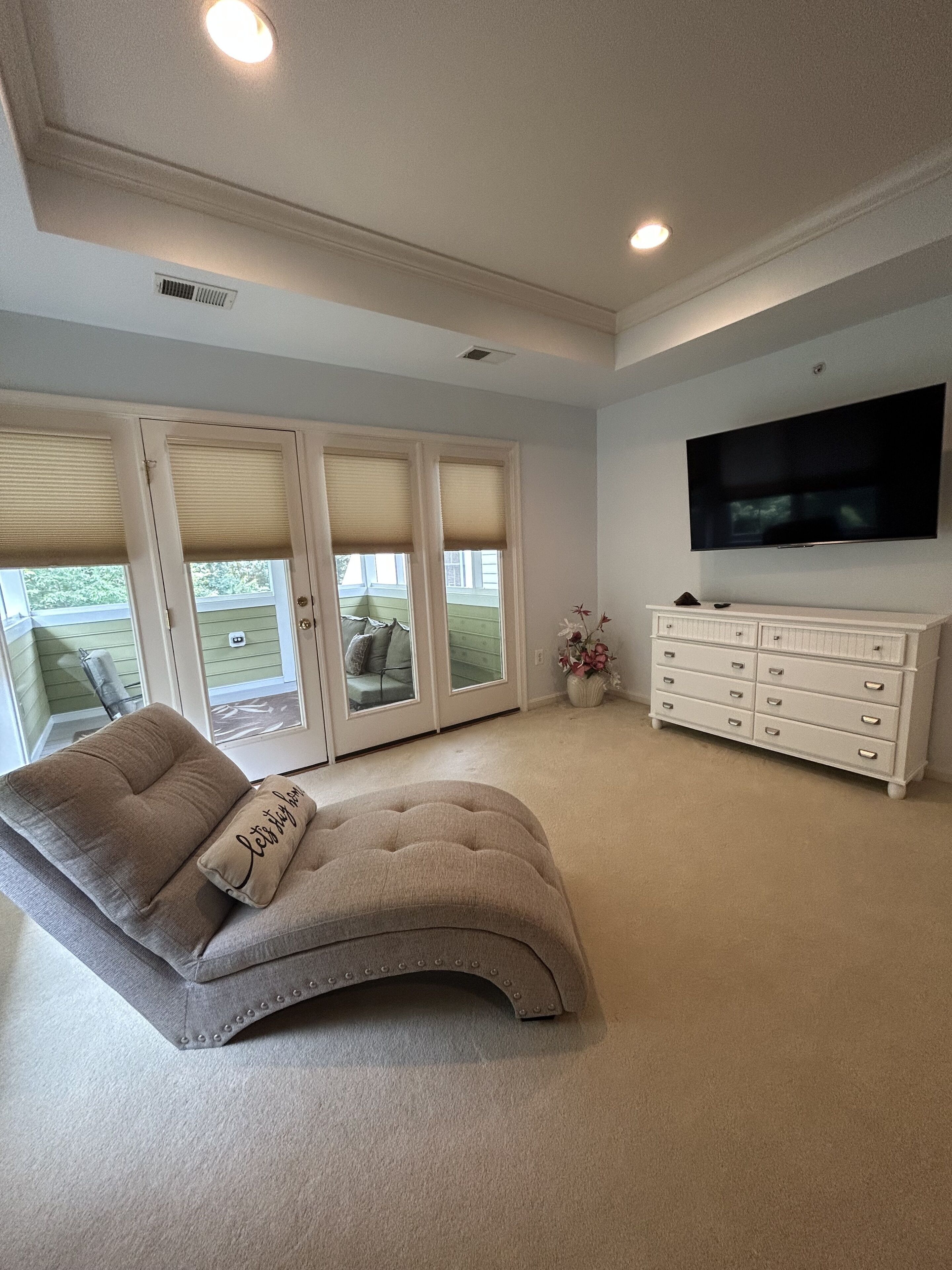 Smart TV, chimenea, tenis de mesa y estéreo 