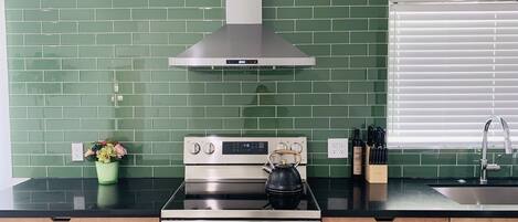 Jääkaappi, mikroaaltouuni, uuni, liesi