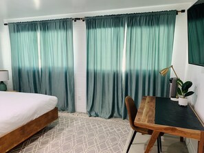 3 chambres, bureau, fer et planche à repasser, lit de bébé portatif