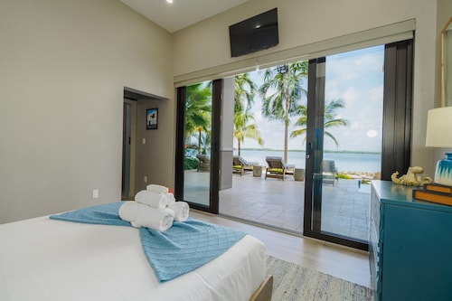3-Story 4BR Waterfront Villa w/ Sunset Views. No Sargassum!