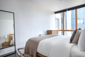 2 bedrooms, iron/ironing board, WiFi, bed sheets - Stunning 2BR in East London, nr Old Street stasion, by Blueground (London)