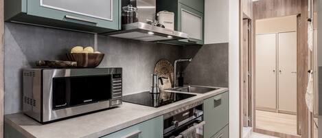 Frigorífic, microones, forn i placa de cuina