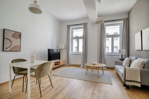 TV, stereo - Charming Favoriten 1BR w/ Elevator nr Reumannplatz, by Blueground (Vienna)