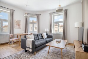 TV, stereo - Beautiful Favoriten 2BR w/ Elevator nr Reumannplatz, by Blueground (Vienna)