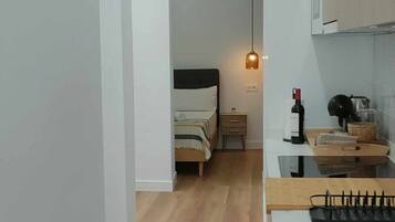 Réfrigérateur, micro-ondes, plaque de cuisson, cafetière/bouilloire