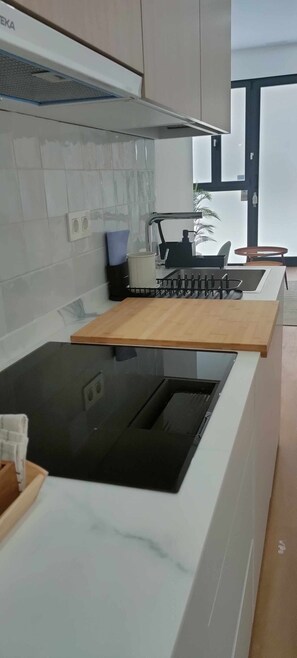 Réfrigérateur, micro-ondes, plaque de cuisson, cafetière/bouilloire