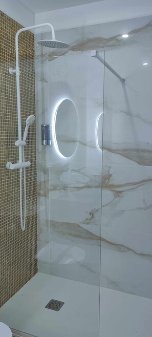 Een haardroger, handdoeken, shampoo