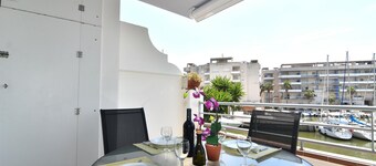 Cozy Apartment with Terrace and Canal Views, Near the Beach in Roses, Costa Brava.