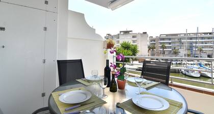 Cozy Apartment with Terrace and Canal Views, Near the Beach in Roses, Costa Brava.