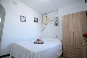 1 soverom og strykejern/-brett