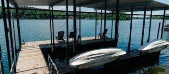 Spacious Lakeside Apartment with Pool Table
