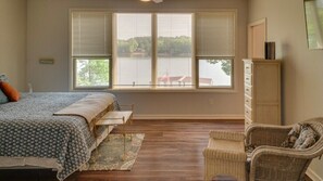3 bedrooms, WiFi, bed sheets - Spacious Lakeside Apartment with Pool Table (Hot Springs Village)