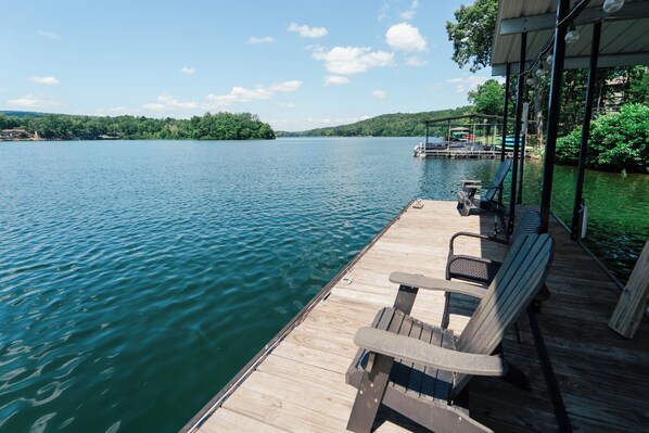 Property grounds - Spacious Lakeside Apartment with Pool Table (Hot Springs Village)