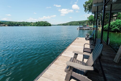 Spacious Lakeside Apartment with Pool Table