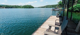 Spacious Lakeside Apartment with Pool Table
