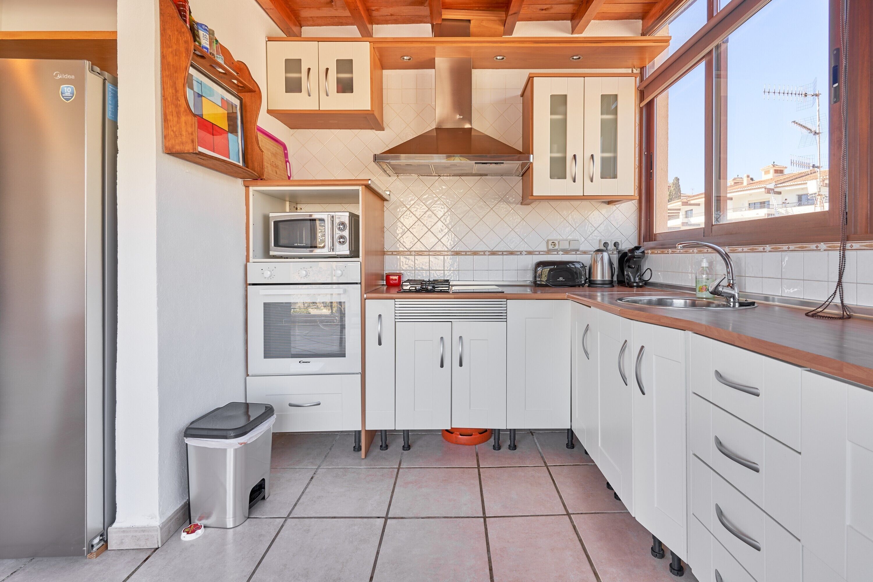 Refrigerador, microondas, horno y parrilla de estufa 