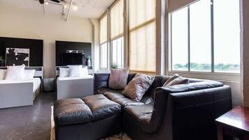 Una televisión, libros