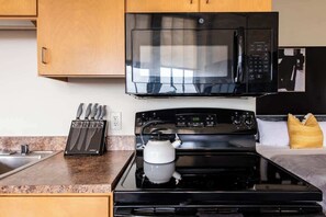 Frigorífico, microondas, horno y placa de cocina