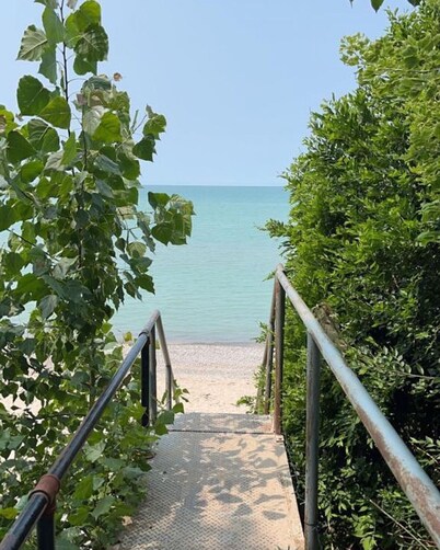 Lake Huron Getaway: Cozy Cottage, Private Access, Second-Row Location