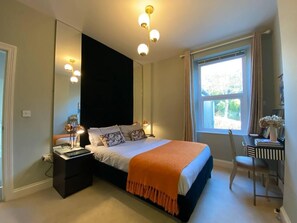 4 bedrooms, iron/ironing board, WiFi, bed sheets - 4 Bedroom Victorian Townhouse with Sea Views (Portland)