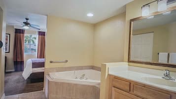 按摩浴缸、風筒、提供毛巾、番梘