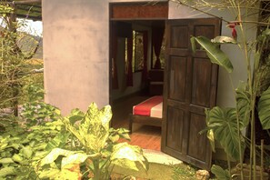 Down comforters, desk, laptop workspace, soundproofing - Cabañas Colibrí Tayutic (Tayutic)