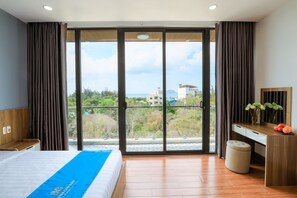 Deluxe Double or Twin Room | Desk, laptop workspace, free WiFi - Havana Con Dao Hotel (Ho Chi Minh City)