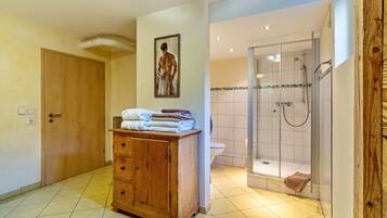 Badewanne, Haartrockner, Handtücher