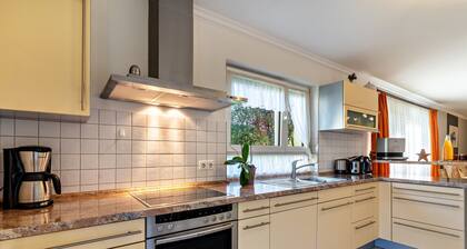 Ferienwohnung 'Im Rosengarten' mit Bergblick, privater Terrasse und WLAN