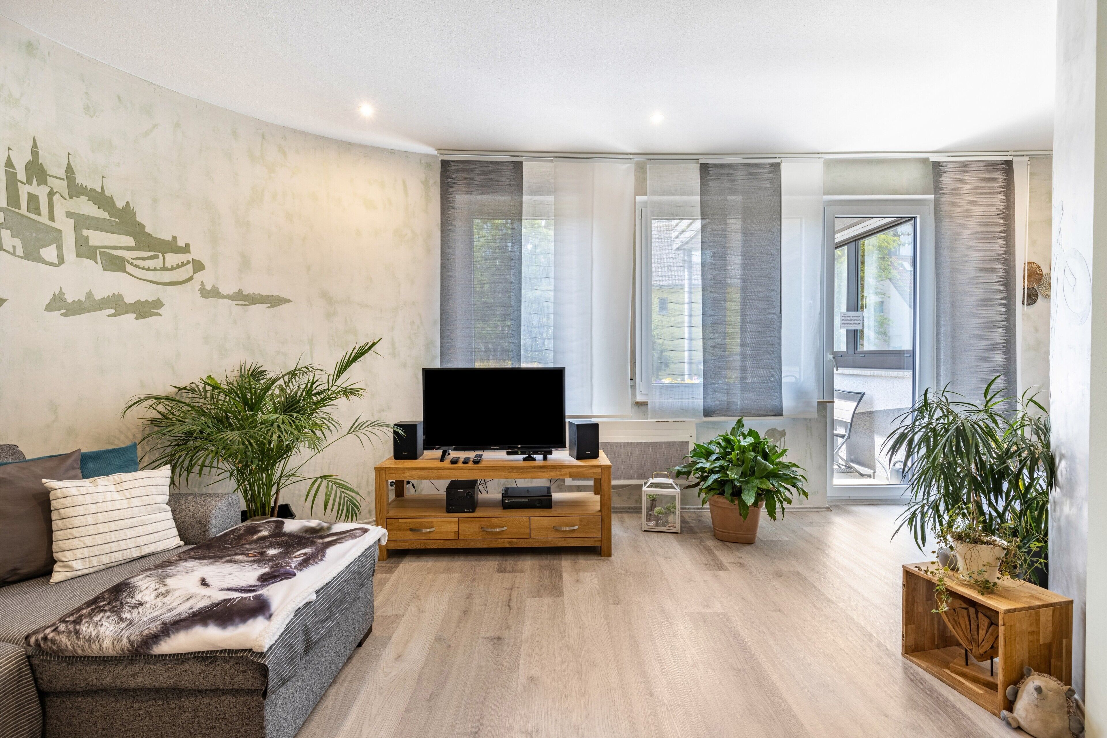 Televisión, chimenea, estéreo