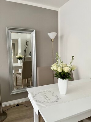 Dining - Holiday Apartment "Am Olantis" with Private Terrace and Wi-Fi (Oldenburg)