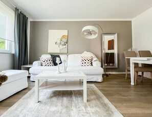 TV, stereo - Holiday Apartment "Am Olantis" with Private Terrace and Wi-Fi (Oldenburg)