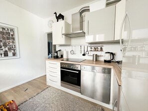 Fridge, oven, stovetop, dishwasher - Holiday Apartment "Am Olantis" with Private Terrace and Wi-Fi (Oldenburg)