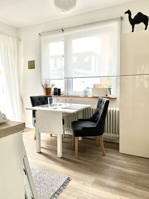 Dining - Holiday Apartment "Am Olantis" with Private Terrace and Wi-Fi (Oldenburg)