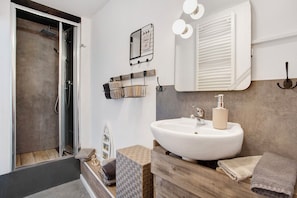 Een douche, een haardroger, handdoeken