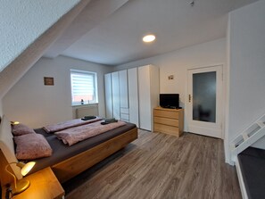 3 bedrooms, free WiFi, bed sheets