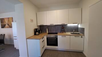 KĂŒhlschrank, Mikrowelle, Ofen, Herdplatte