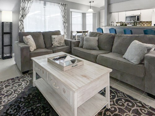 Super Cute Pool Home! Located near hospital and shopping! Heated Pool!