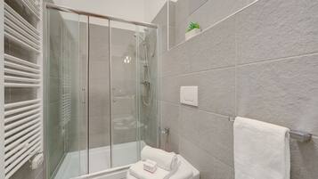 Douche, sĂšche-cheveux, bidet, serviettes fournies