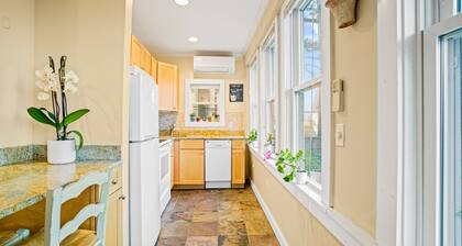 Light-filled condo in the heart of town - steps to beach, restaurants & pier