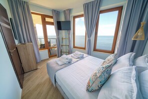 Ropa de cama de alta calidad, cubrecamas y minibar 