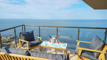 Deluxe Suite, Sea View | Terrace/patio
