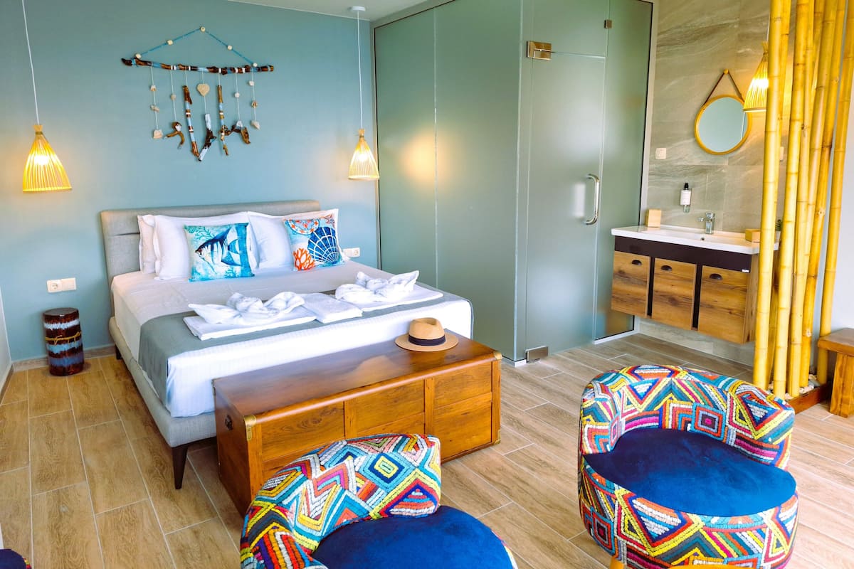 Une chambre à coucher moderne avec un lit, une table de chevet et des chaises.