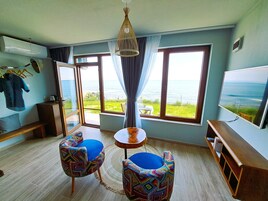 华丽双人房, 海景 | 起居区 | 43-英寸LED 电视 （配备数码频道）、电视