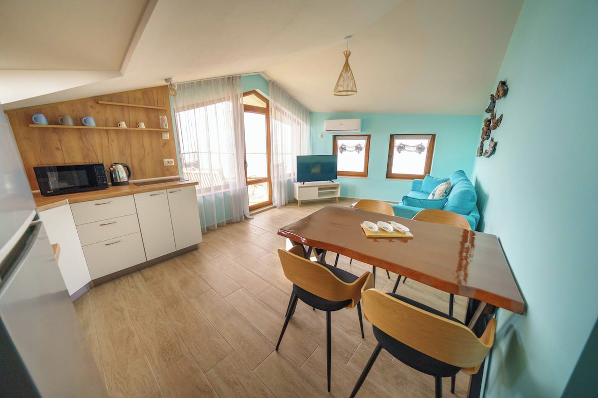 Suite Deluxe, vista al mar | Área de sala de estar | Televisión LED de 43 pulgadas con canales digitales y televisión