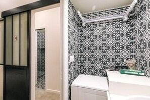 Shower, hair dryer, towels