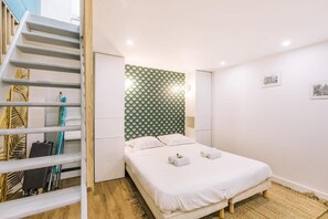2 bedrooms, iron/ironing board, free Internet, bed sheets