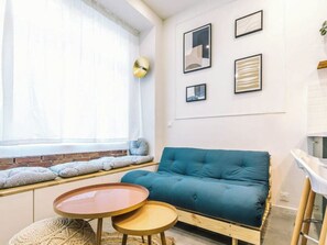 Een televisie en boeken