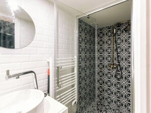 Een douche, een haardroger, handdoeken