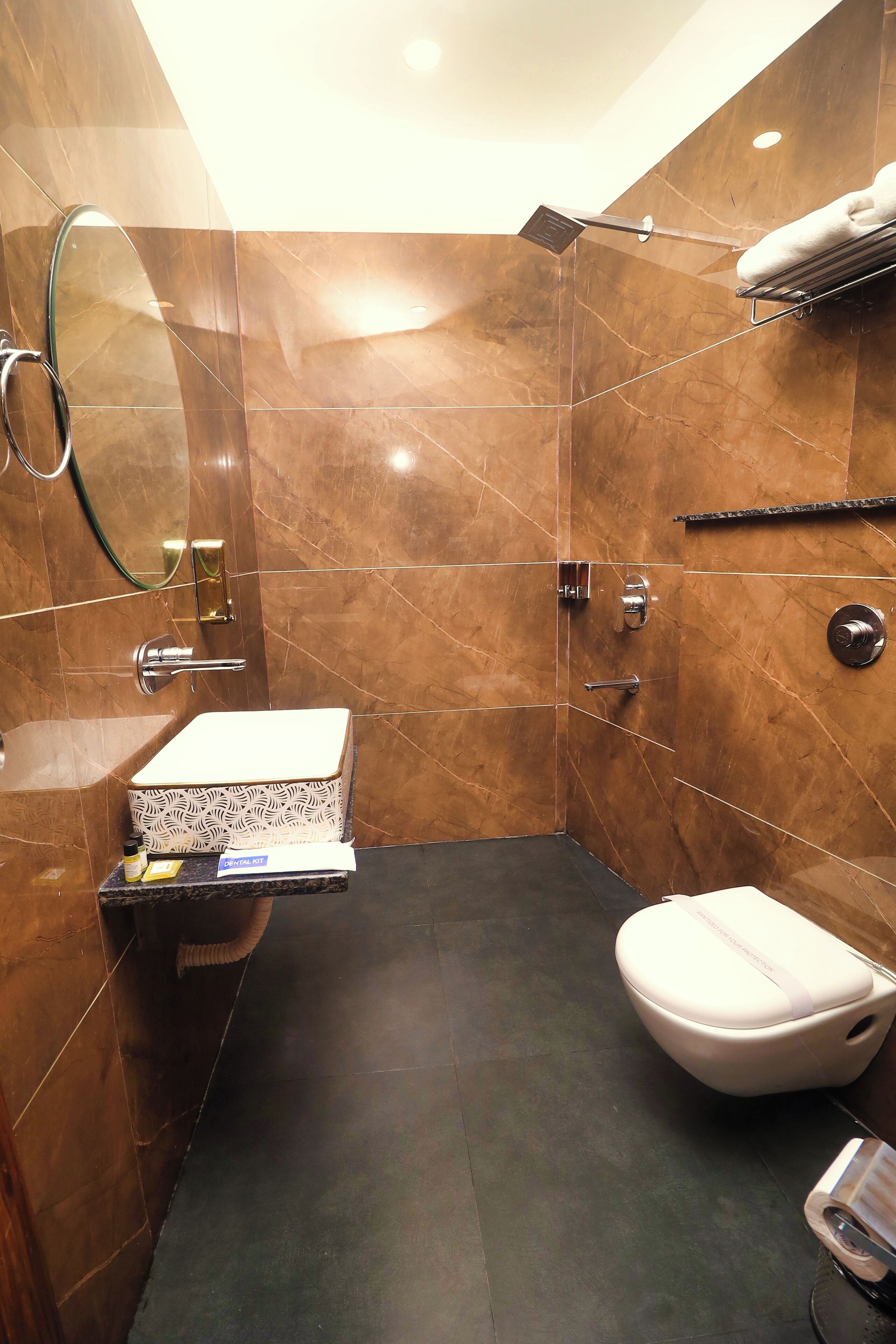 Executive Room | Bathroom | Shower, rainfall showerhead, free toiletries, slippers